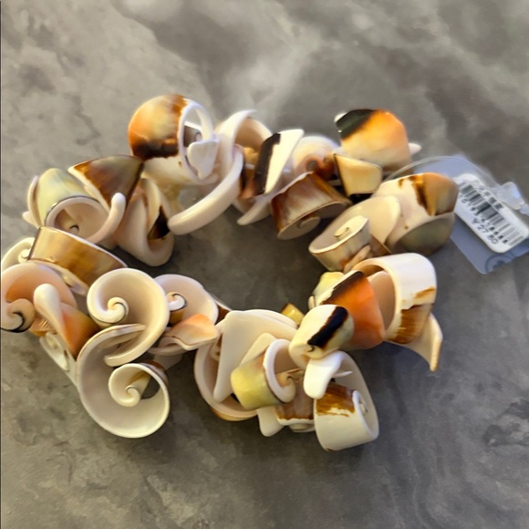 Shell Bracelet with Natural Tones - Picture 3 of 3